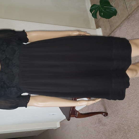 Eci 6 scoopneck w/3D flowers elastic hem sleeve - Picture 4 of 10